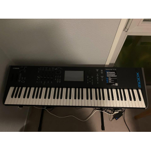 El Yamaha MODX7 es un sintetizador de la serie MODX de Yamaha. Con su tecnología avanzada y su diseño ergonómico, el MODX7 