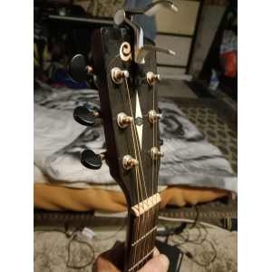 El Cort Myrtlewood SFX es una guitarra electroacústica de alta calidad. Su cuerpo está construido con madera de mirto, lo que 