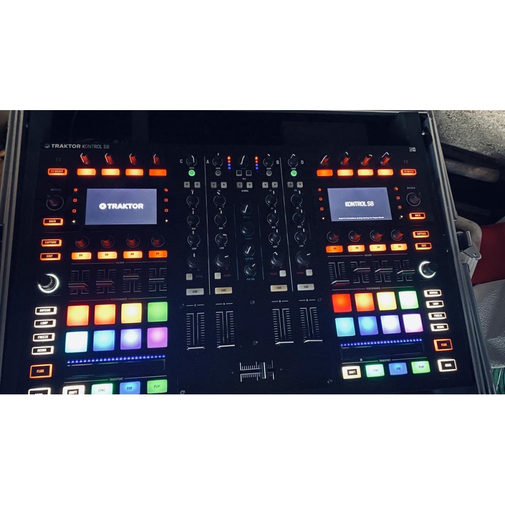 Native Instruments Tracktor s8 Controlador DJ con maleta de transporte