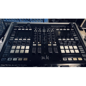 Native Instruments Tracktor s8 Contrôleur DJ avec flight case