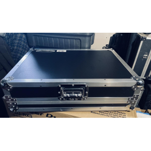 Native Instruments Traktor S8 DJ Controller with flight case