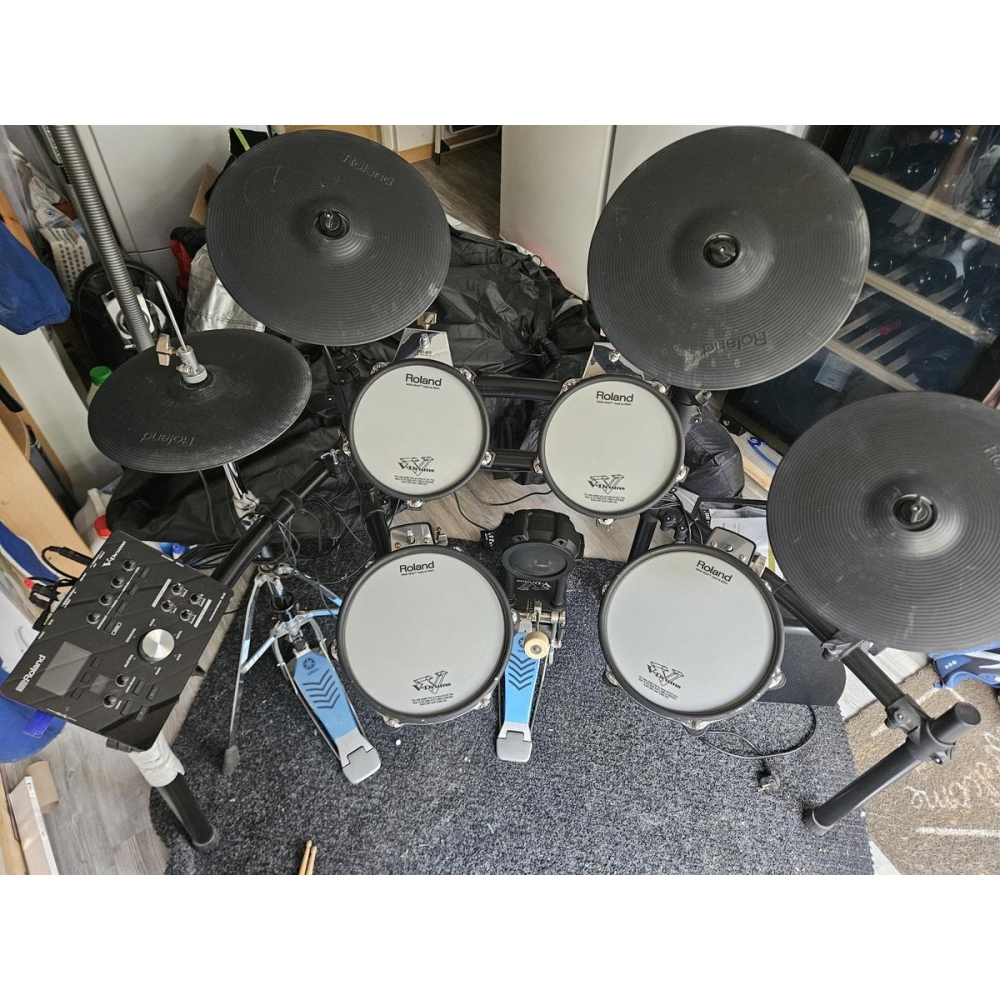 La Roland TD25KV es una batería electrónica de alta gama diseñada para proporcionar una experiencia de ejecución auténtica 