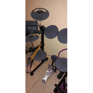 Yamaha DTX 450K es una batería electrónica de alta calidad y fácil de usar. Este completo kit de batería incluye todo lo que