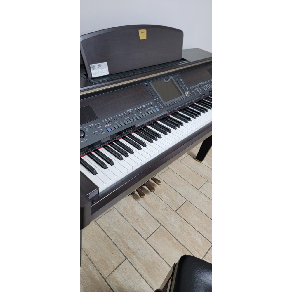 El Yamaha CVP 407 es un piano digital de alta gama que combina el sonido y la sensación auténtica de un piano acústico con 
