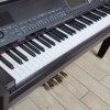 El Yamaha CVP 407 es un piano digital de alta gama que combina el sonido y la sensación auténtica de un piano acústico con 