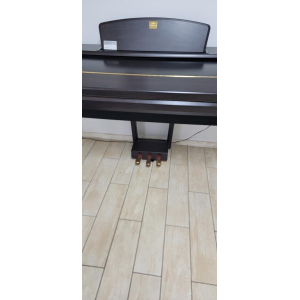 El Yamaha CVP 407 es un piano digital de alta gama que combina el sonido y la sensación auténtica de un piano acústico con 