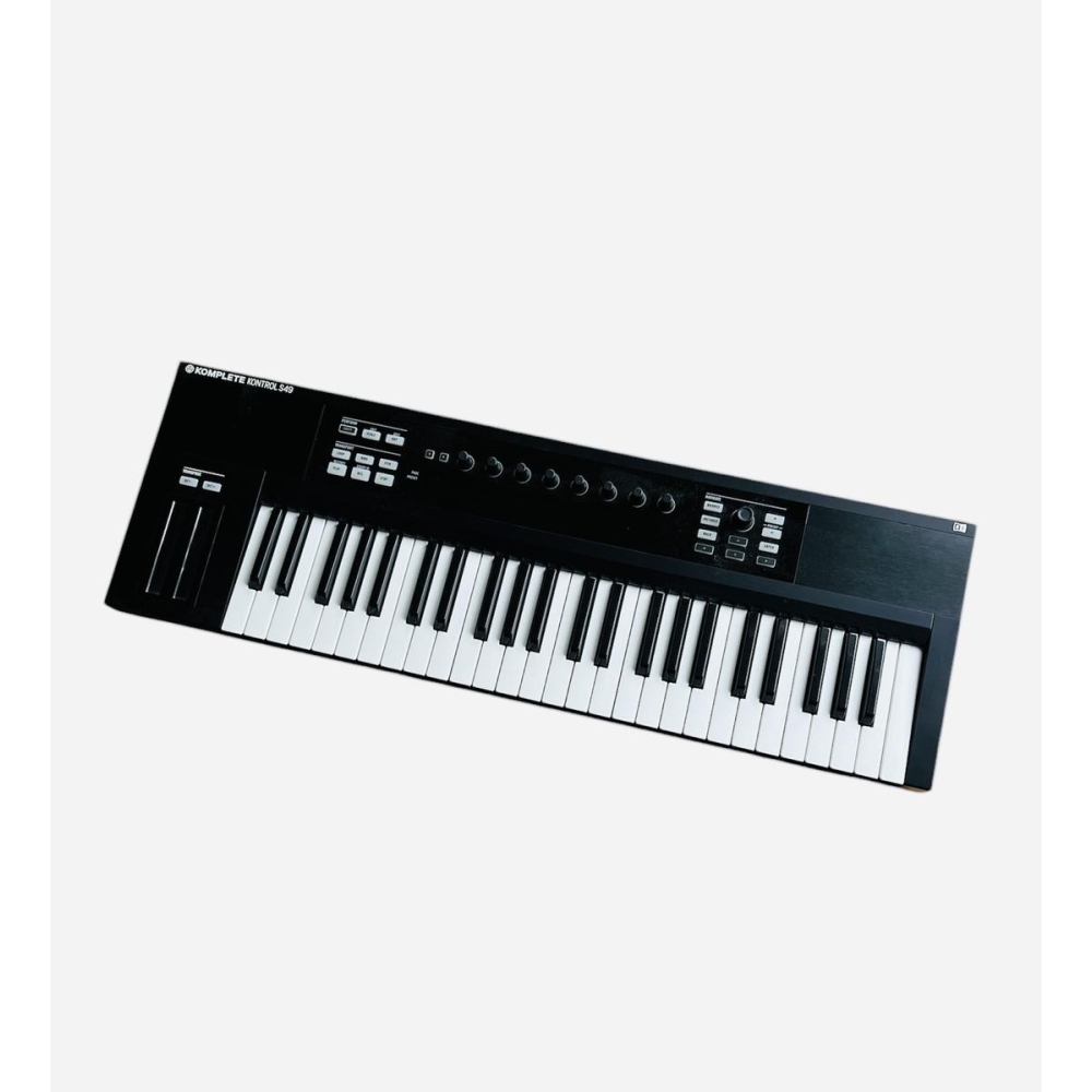 NI Komplete Kontrol S49 es un controlador de teclado MIDI de calidad profesional diseñado para brindarte una experiencia de 