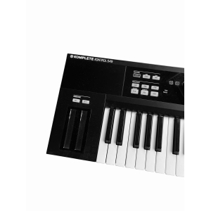 NI Komplete Kontrol S49 es un controlador de teclado MIDI de calidad profesional diseñado para brindarte una experiencia de 