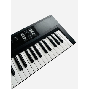 NI Komplete Kontrol S49 es un controlador de teclado MIDI de calidad profesional diseñado para brindarte una experiencia de 