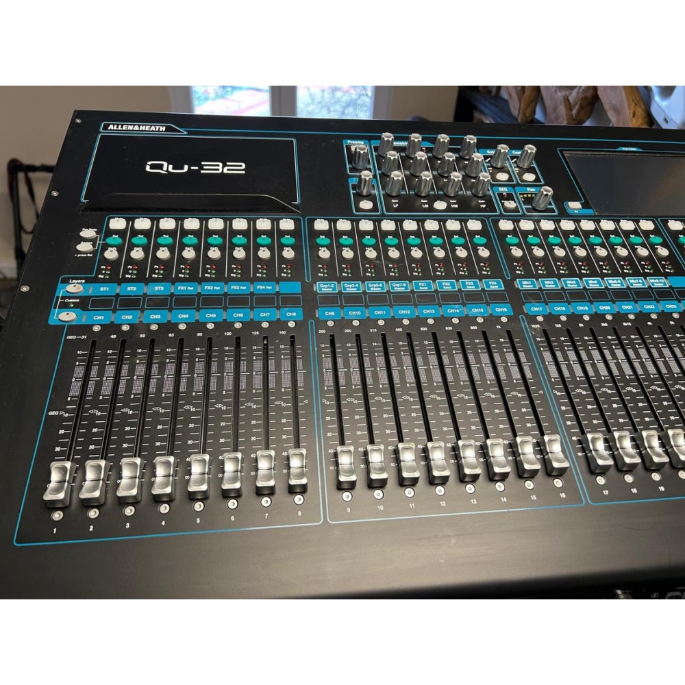 Allen & Heath Qu-32 es una consola de mezclas digital que combina tecnología de vanguardia con un diseño y una funcionalidad 