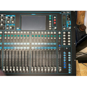 Allen & Heath Qu-32 es una consola de mezclas digital que combina tecnología de vanguardia con un diseño y una funcionalidad 