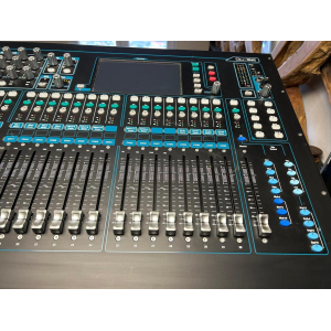 Allen & Heath Qu-32 es una consola de mezclas digital que combina tecnología de vanguardia con un diseño y una funcionalidad 