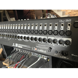 Allen & Heath Qu-32 es una consola de mezclas digital que combina tecnología de vanguardia con un diseño y una funcionalidad 