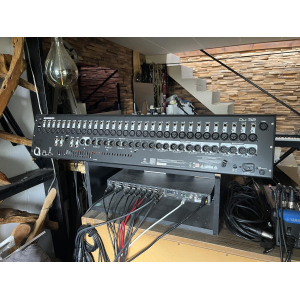 Allen & Heath Qu-32 es una consola de mezclas digital que combina tecnología de vanguardia con un diseño y una funcionalidad 