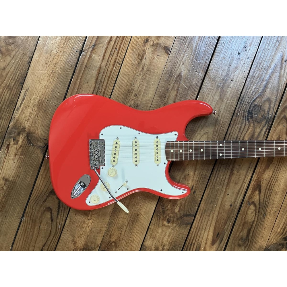 La Fender Stratocaster 60 es una guitarra eléctrica icónica que ha dejado una huella duradera en la historia de la música. 