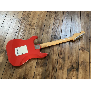 La Fender Stratocaster 60 es una guitarra eléctrica icónica que ha dejado una huella duradera en la historia de la música. 