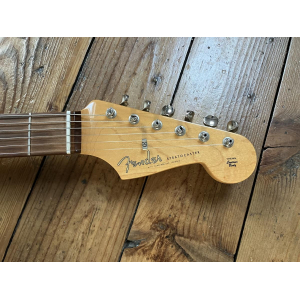 La Fender Stratocaster 60 es una guitarra eléctrica icónica que ha dejado una huella duradera en la historia de la música. 