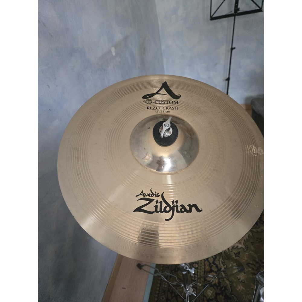Zildjian A-Custom Crash 15" en buen estado con soporte.