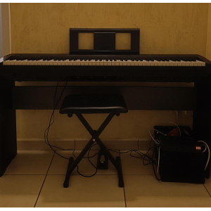 El piano Yamaha P-45 es un instrumento de música de alta calidad diseñado para brindar una experiencia de interpretación 