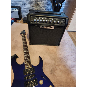 Ibanez Guitarra eléctrica con su amplificador Line6 Spider 15