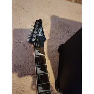 Ibanez Guitarra eléctrica con su amplificador Line6 Spider 15