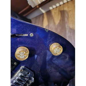 Ibanez Guitarra eléctrica con su amplificador Line6 Spider 15