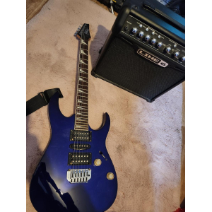 Ibanez Guitarra eléctrica con su amplificador Line6 Spider 15