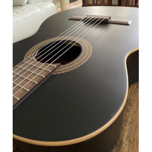 Guitarra Alhambra Black Satin con funda