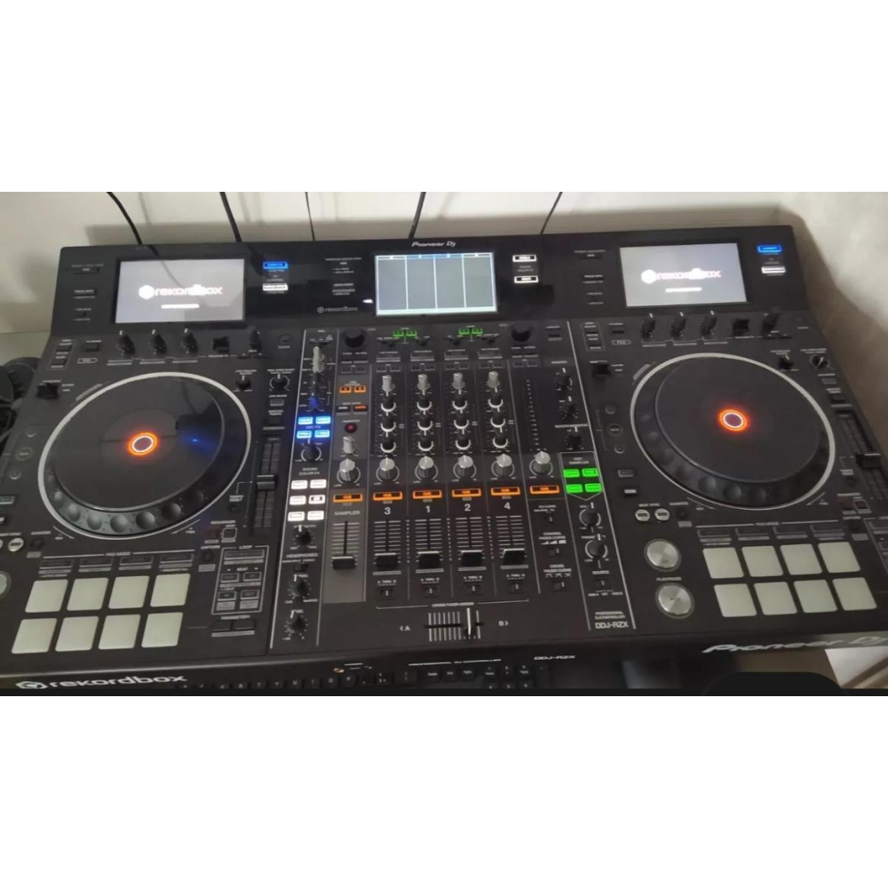 Pioneer DDJ-RZX es un controlador de DJ profesional diseñado para brindar una experiencia de mezcla única. Con una 