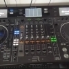 Pioneer DDJ-RZX es un controlador de DJ profesional diseñado para brindar una experiencia de mezcla única. Con una 