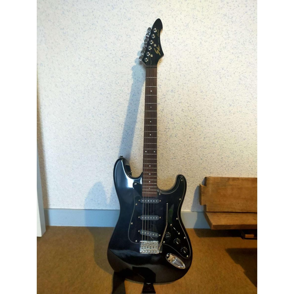 Aria Pro II SL-SPL-1BK es una guitarra eléctrica de alta calidad diseñada para ofrecer un excelente rendimiento en escenarios 