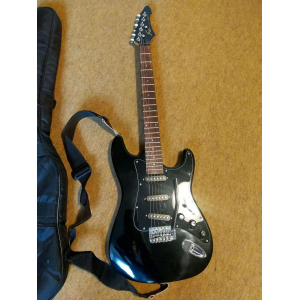 Aria Pro II SL-SPL-1BK es una guitarra eléctrica de alta calidad diseñada para ofrecer un excelente rendimiento en escenarios 