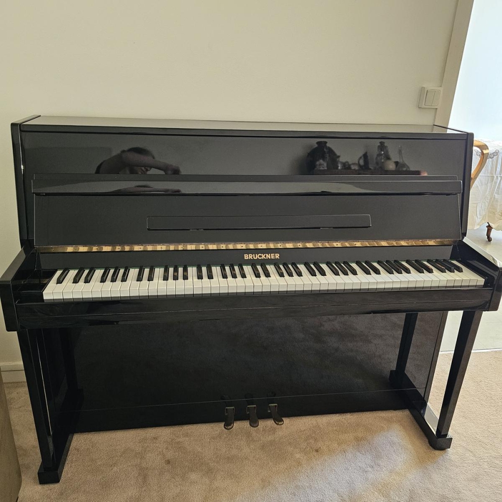 Bruckner modelo 106S - Piano vertical negro brillante
