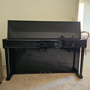 Bruckner modelo 106S - Piano vertical negro brillante