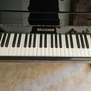 Bruckner modelo 106S - Piano vertical negro brillante