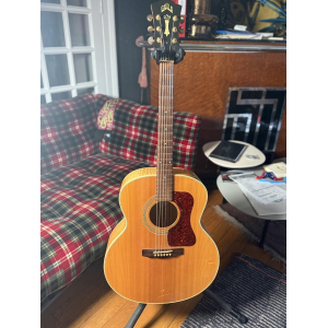 La guitarra Guild JF 30 es un instrumento excepcional para los amantes de la música. Con una construcción de alta calidad y un