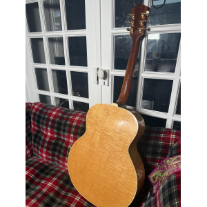 La guitarra Guild JF 30 es un instrumento excepcional para los amantes de la música. Con una construcción de alta calidad y un