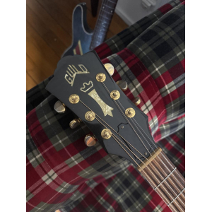 La guitarra Guild JF 30 es un instrumento excepcional para los amantes de la música. Con una construcción de alta calidad y un