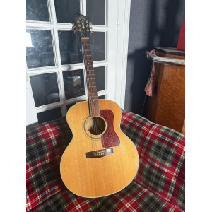 La guitarra Guild JF 30 es un instrumento excepcional para los amantes de la música. Con una construcción de alta calidad y un