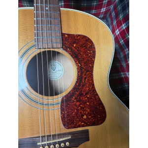 La guitarra Guild JF 30 es un instrumento excepcional para los amantes de la música. Con una construcción de alta calidad y un