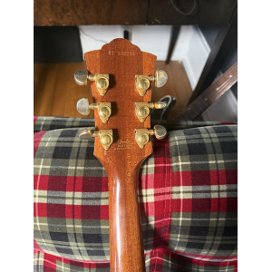 La guitarra Guild JF 30 es un instrumento excepcional para los amantes de la música. Con una construcción de alta calidad y un