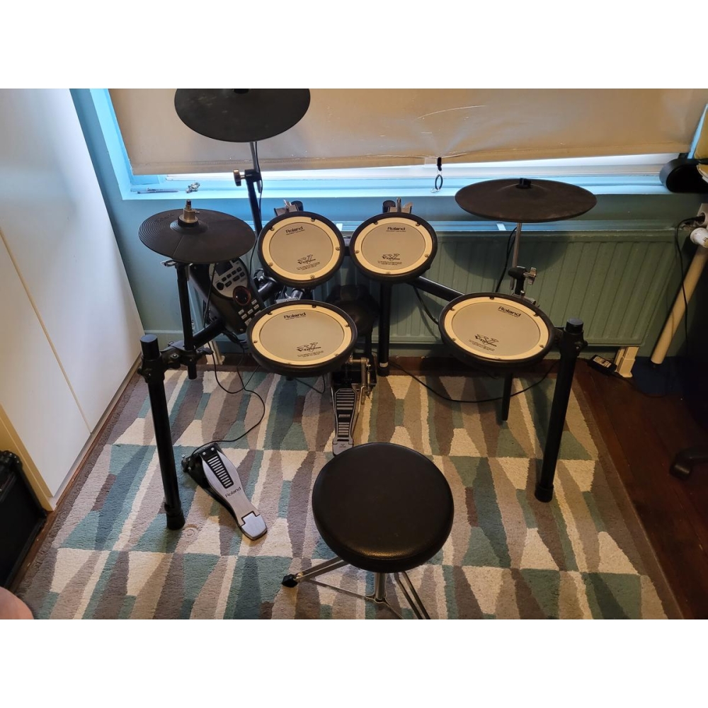 Roland TD-11 is a versatile drum kit that combines advanced technology with exceptional playability. Featuring Roland's renowned