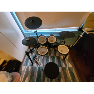 Roland TD-11 is a versatile drum kit that combines advanced technology with exceptional playability. Featuring Roland's renowned