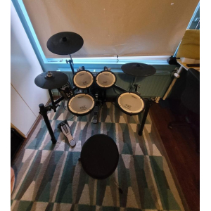 Roland TD-11 is a versatile drum kit that combines advanced technology with exceptional playability. Featuring Roland's renowned