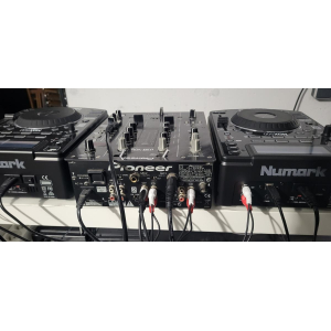 Mesa de mezclas Pioneer DJM400 y 2 reproductores de CD NUMARK NDX500