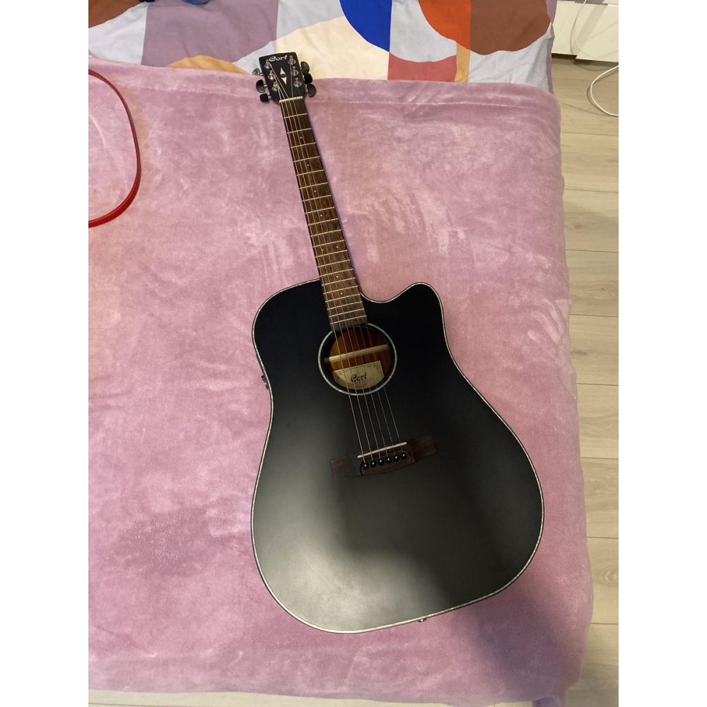 Guitarra electroacústica negra