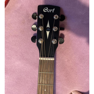 Guitarra electroacústica negra