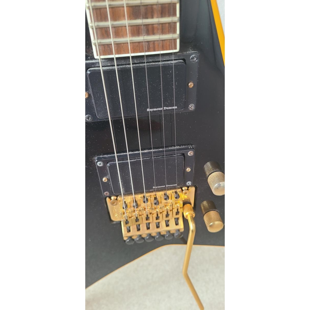 La guitarra Jackson RRX24 es una opción ideal para los guitarristas que buscan un sonido potente y un estilo propio. Diseñada 