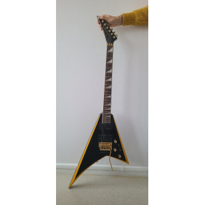 La guitarra Jackson RRX24 es una opción ideal para los guitarristas que buscan un sonido potente y un estilo propio. Diseñada 