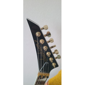 La guitarra Jackson RRX24 es una opción ideal para los guitarristas que buscan un sonido potente y un estilo propio. Diseñada 